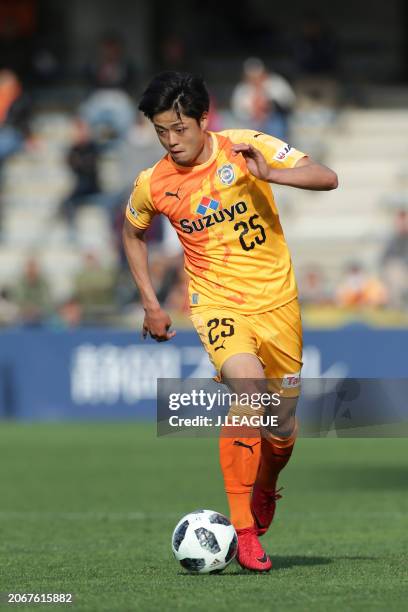 Ko Matsubara of Shimizu S-Pulse in action during the J.League J1 match between Shimizu S-Pulse and Vegalta Sendai at IAI Stadium Nihondaira on March...