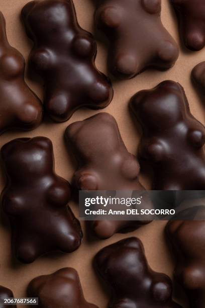 ourson guimauve teddy bears chocolate candies with marshmallow - guimauve stockfoto's en -beelden