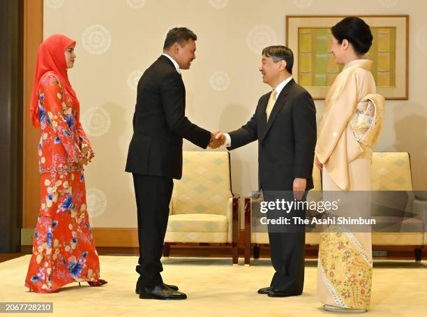 Crown Prince Al-Muhtadee Billah of Brunei Darussalam and Emperor Naruhito shake hands while Crown Princess Sarah of Brunei Darussalam and Empress...