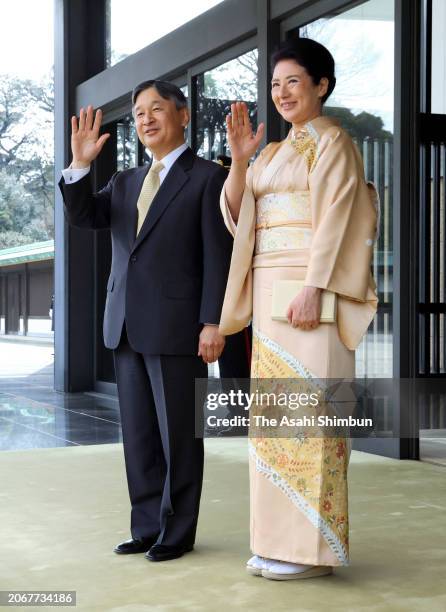 Emperor Naruhito and Empress Masako wave to Crown Prince Al-Muhtadee Billah and Crown Princess Sarah of Brunei Darussalam after their meeting at the...