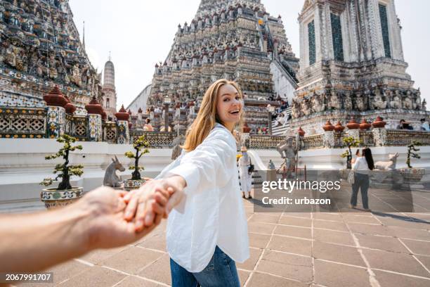 follow-me-konzept im wat arun (tempel der morgenröte) in bangkok in thailand - fluss-chao-phraya stock-fotos und bilder