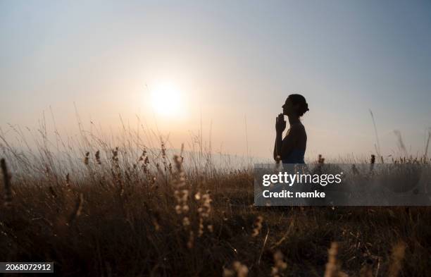 power of prayer - meditieren stock-fotos und bilder