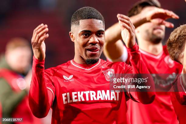 Myron Boadu of FC Twente celebrates his sides win thanking the fans for their support during the Dutch Eredivisie match between FC Twente and Sparta...