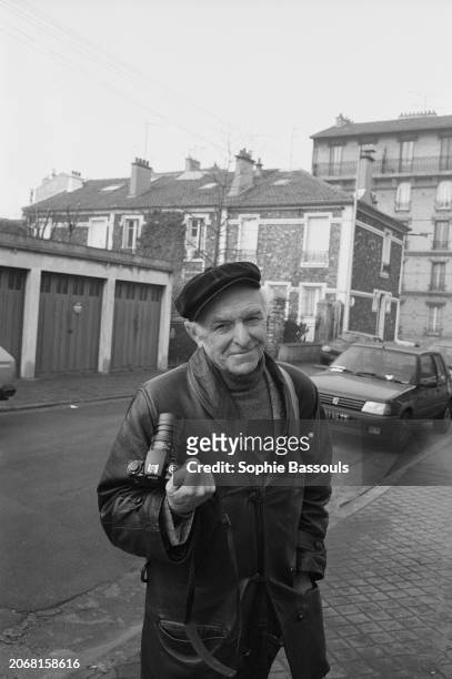 Legendary French photographer Robert Doisneau , best known for his images of Paris street life, published the book A L'imparfait de l'objectif....