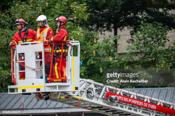 inspection pompier - fire extinguisher inspection stock pictures, royalty-free photos & images