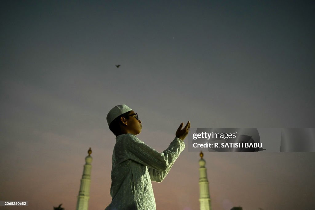 TOPSHOT-INDIA-RELIGION-ISLAM-RAMADAN