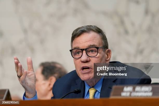 Senator Mark 1,667 Senator Mark Warner Stock Photos, High-Res Pictures, and Images ...