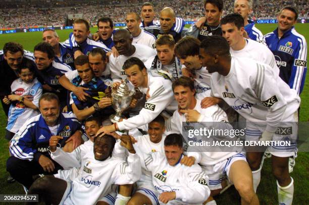 Les joueurs strasbourgeois fêtent avec le trophée leur victoire sur Amiens lors de la finale de la Coupe de France de football, le 26 mai 2001 au...