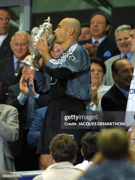 Le gardien strasbourgeois, le Paraguayen José Luis Chilavert, embrasse le trophée après la victoire de Strasbourg sur Amiens lors de la finale de la...