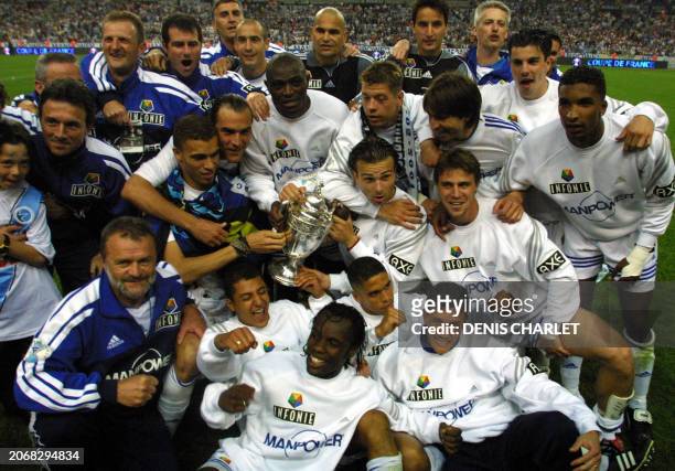Les joueurs strasbourgeois fêtent avec le trophée leur victoire sur Amiens lors de la finale de la Coupe de France de football, le 26 mai 2001 au...