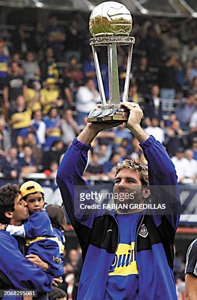 Martin Palermo shows the crowd the Intercontinental Cup trophy 03 December 2000 for the Boca Juniors in Buenos Aires. Martin Palermo muestra al...