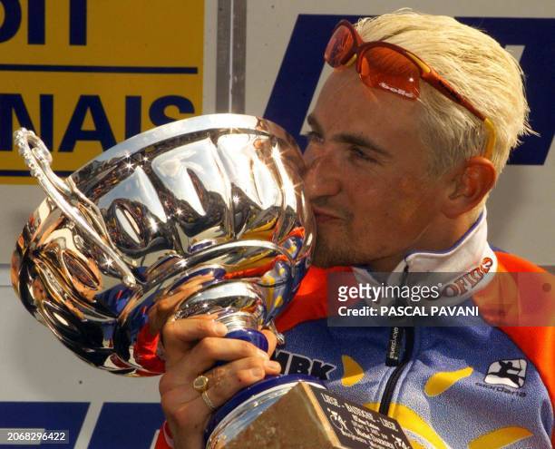 Belgian Franck Vandenbroucke kisses his trophy in Ans, 18 April 1999, after winning the 264km Liege-Bastogne-Liege cycling classic. Vandenbroucke of...