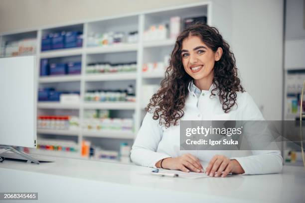 portrait of beautiful professional caucasian female pharmacist - entrepreneur stockfoto's en -beelden