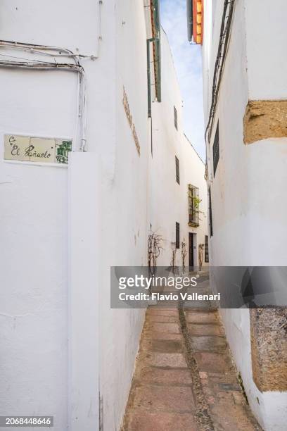 calleja del pañuelo in cordoba, one of the charming alleys of the old town (andalusia, spain) - pañuelo stock pictures, royalty-free photos & images