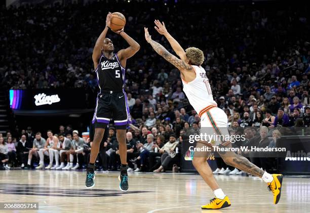 De'Aaron Fox of the Sacramento Kings shoots over Jeremy Sochan of the San Antonio Spurs during the third quarter of an NBA basketball game at Golden...