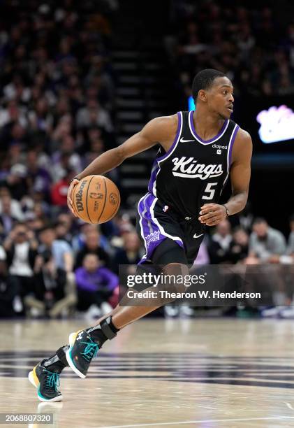 De'Aaron Fox of the Sacramento Kings dribbles the ball against the San Antonio Spurs during the fourth quarter of an NBA basketball game at Golden 1...