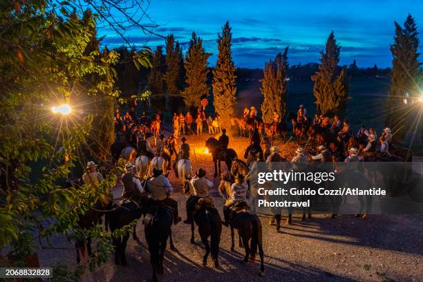 italy, passage of transhumance at san galgano abbey, tuscany - buttero foto e immagini stock