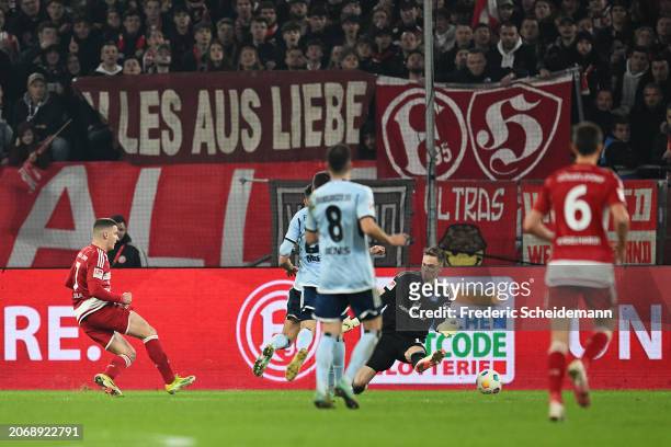 Christos Tzolis of Fortuna Duesseldorf scores his team's second goal during the Second Bundesliga match between Fortuna Düsseldorf and Hamburger SV...