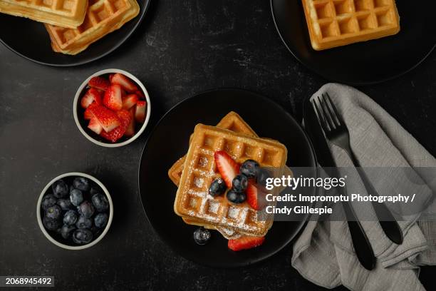 strawberry blueberry lay flat black waffles - cialda foto e immagini stock
