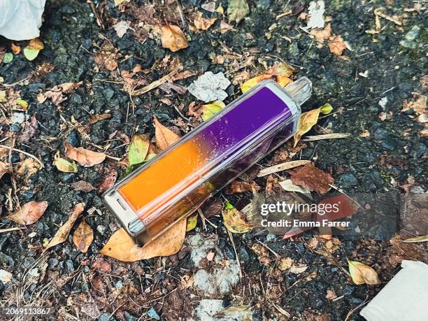 discarded vape littering the ground - desechable fotografías e imágenes de stock