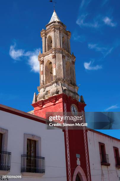 torre del reloj publico [public clock tower], pinos, zacatecas state, mexico - reloj foto e immagini stock