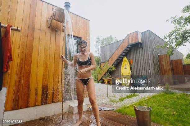 ein eiskalter eimer nach einer dampfenden sauna - den sprung wagen stock-fotos und bilder