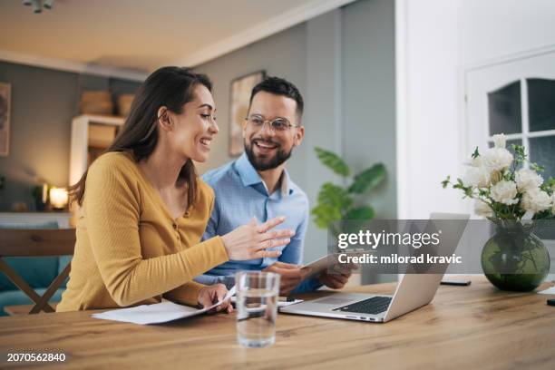 couple making plans for future - huishoudkosten stockfoto's en -beelden