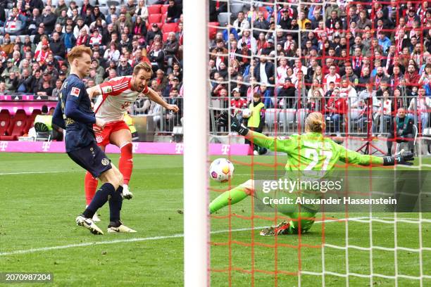Harry Kane of Bayern Munich scores his team's third goal past Robin Zentner of 1.FSV Mainz 05 during the Bundesliga match between FC Bayern München...