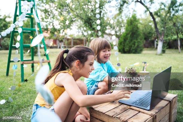 Social Distance Outside Playing 1,324 Social Distance Outside Party Stock Photos, High-Res Pictures ...