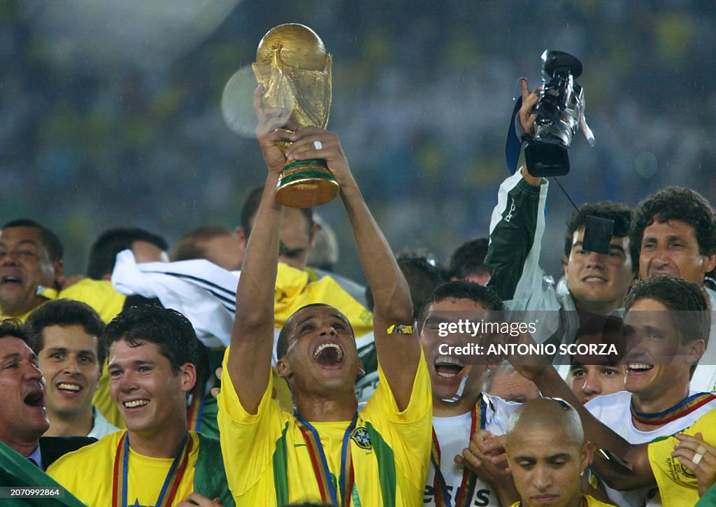 TOPSHOT-WC2002-GER-BRA-RIVALDO CUP