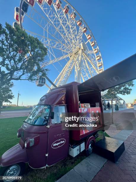 riesenrad an der victoria & alfred waterfront, kapstadt, südafrika - imbissbude stock-fotos und bilder