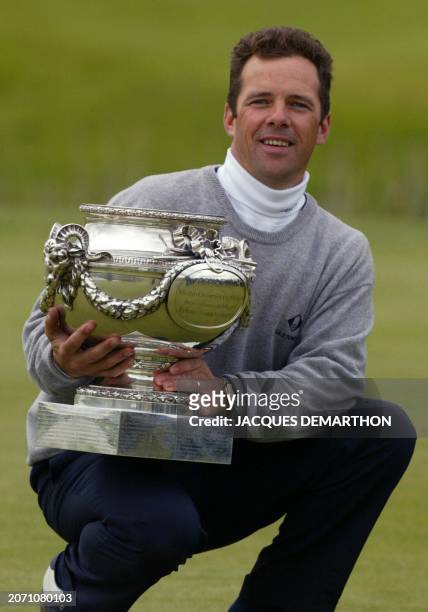 L'Anglais Malcolm Mackenzie pose avec le trophée, le 05 mai 2002, sur le parcours du golf national de Saint-Quentin-en-Yvelines, après avoir remporté...