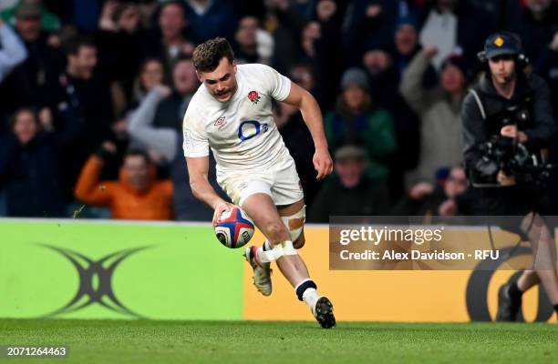 George Furbank of England scores his team's second try during the Guinness Six Nations 2024 match between England and Ireland at Twickenham Stadium...