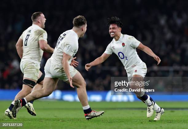 Marcus Smith of England celebrates scoring the winning drop goal with teammates Ben Earl and Theo Dan during the Guinness Six Nations 2024 match...