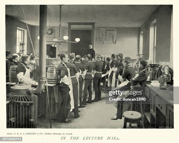 medizinstudenten im hörsaal des royal victoria hospital oder netley hospital, krankenschwester, viktorianisches gesundheitswesen, 1890er jahre, 19. jahrhundert. - lecture hall stock-grafiken, -clipart, -cartoons und -symbole