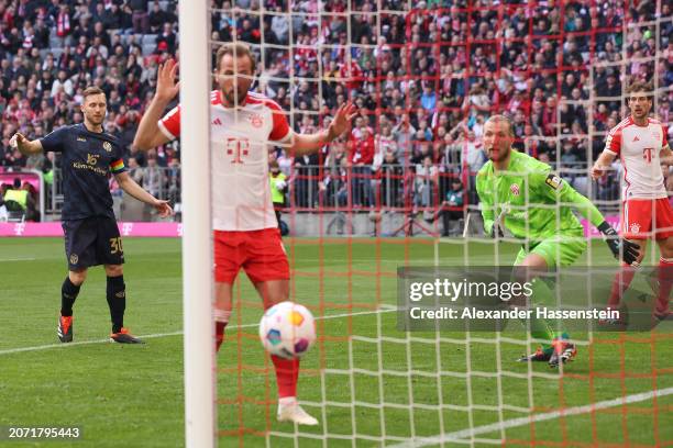Leon Goretzka of Bayern Munich scores his team's second goal during the Bundesliga match between FC Bayern München and 1. FSV Mainz 05 at Allianz...