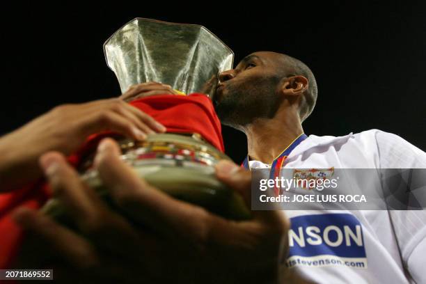 Sevilla's Malian forward Frederic Kanoute kisses the trophy after winning the UEFA cup final football match Middlesbrough vs. FC Sevilla, 10 May 2006...