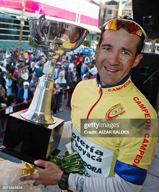 El ciclista colombiano Libardo Niño sostiene el trofeo luego de ganar la Xl Doble Copacabana de Ciclismo, el 13 de noviembre de 2005, en La Paz. La...