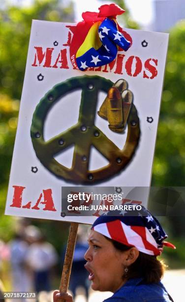 Lady carries a sign with the American flag on it Una mujer llevando un panuelo con la bandera de los Estados Unidos lleva un cartel adornado con la...