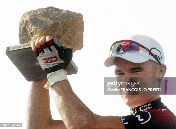 Australian Stuart O'Grady holds his trophy after winning the 105th edition of the Paris-Roubaix cycling race, 15 April 2007 at the Roubaix'...