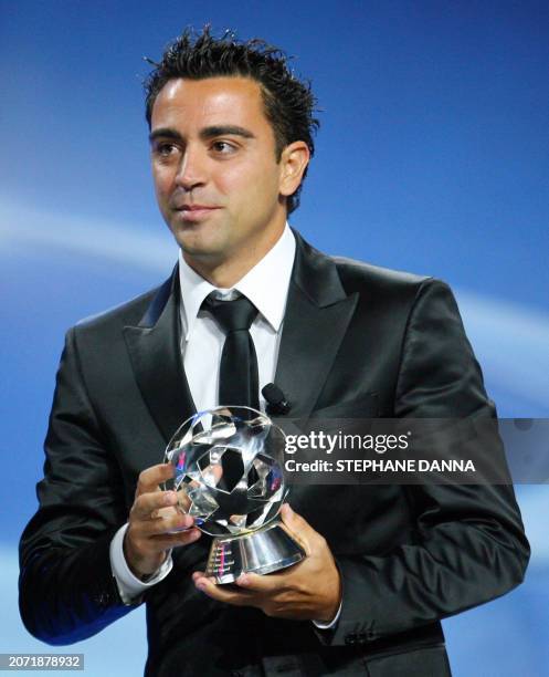 Barcelona Spanish midfielder Xavi Hernandez poses holding his the 2008/2009 UEFA best midfielder of the season trophy on August 27, 2009 in Monaco...