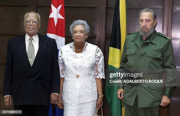 The general governor of Jamica, Howard Cooke , his wife and the cuban president Fidel Castro , pose for a picture 25 September 2001 in La Habana. El...