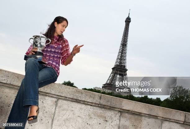 Serbian tennis player Ana Ivanovic poses with her trophy on June 7, 2008 in Paris in front of the Eiffel tower after winning the tennis Open final...