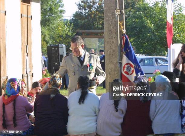 Un officier français vient saluer des femmes de harkis, le 25 septembre 2001 au camp de Bias, lors d'une cérémonie organisée à l'occasion de la...
