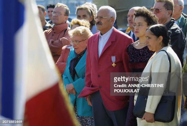 Des harkis et leur famille sont rassemblés devant le monument aux morts de l'Armée d'Orient, le 25 septembre 2001 à Marseille, lors de l'hommage...