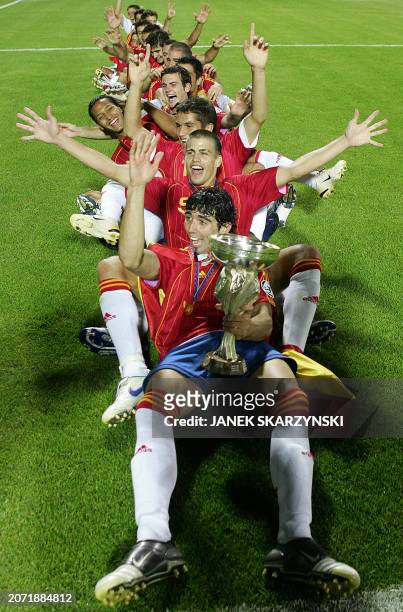 Spanish team celebrate after winning the gold medal of the UEFA Under 19 Championships against Scotland 2:1 in Poznan 29 July 2006. AFP PHOTO / JANEK...