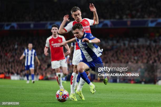 Porto's Portuguese striker Francisco Conceicao fights for the ball with Arsenal's Belgian midfielder Leandro Trossard during the UEFA Champions...