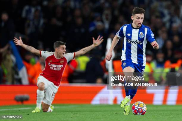 Porto's Portuguese striker Francisco Conceicao controls the ball past Arsenal's Belgian midfielder Leandro Trossard reacting during the UEFA...