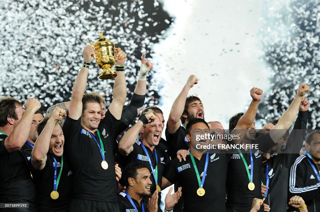TOPSHOT-RUGBYU-WC2011-FRA-NZL