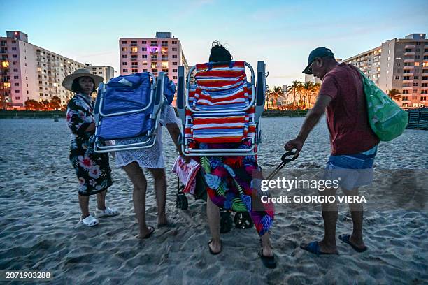 Spring Break Beach Rack 2,281 Miami Beach Spring Break Stock Photos, High-Res Pictures, and ...